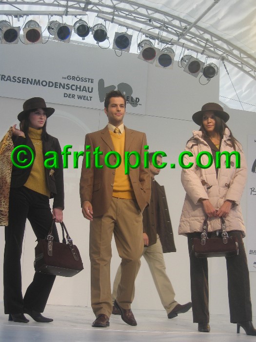 ../Images/Krefeld-Strssenmodenschau-2005 194.jpg